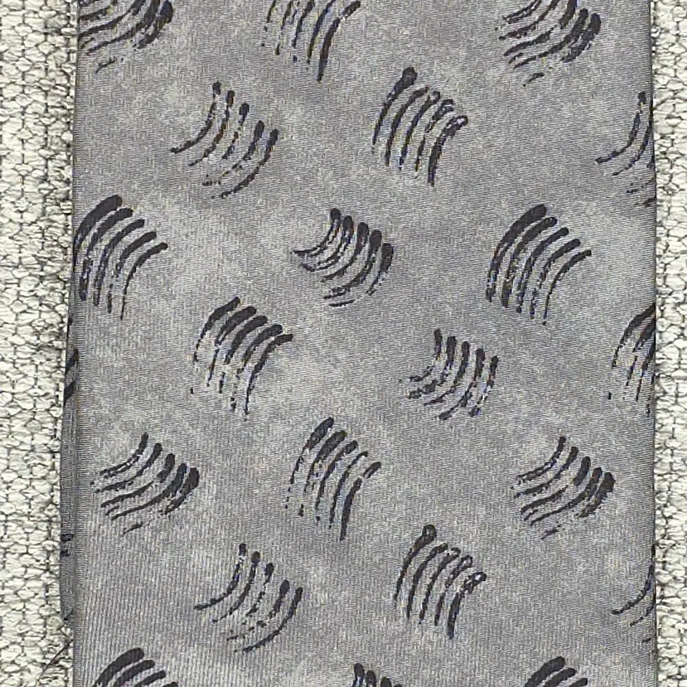 ARMANI COLLEZIONI MEN'S DESIGNER SILK TIE – GRAY WAVED PATTERN – 4” WIDTH
